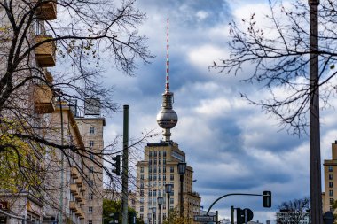 Berlin TV kulesi, şehrin ön planında.