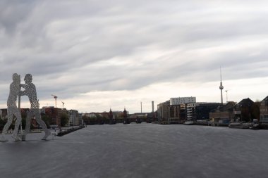Tarihi Oberbaum Köprüsü (Oberbaumbruecke) ve nehir Berlin, Almanya, Avrupa 'da Spree, klasik filtrelenmiş