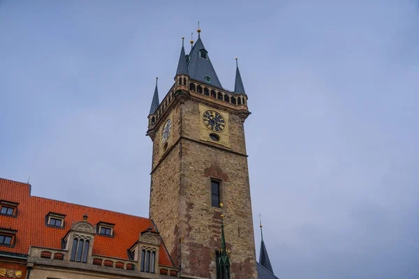 De oude toren van het stadhuis met de Horologe, de middeleeuwse astronomische klok, Prague, Tsjechië — Stockfoto
