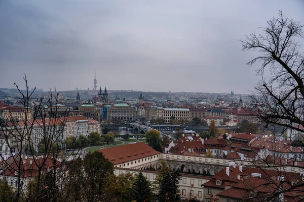 Prag von oben durch die Mauer der Prager Burg, über dem Gipfel von Prag, über den Dächern von Prag — Stockfoto