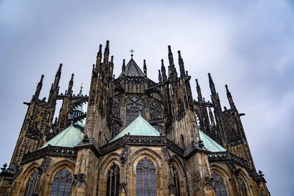 Back view of the main entrance to the St. Vitus cathedral in Prague Castle in Prague, Czech Republic — Stock Photo, Image