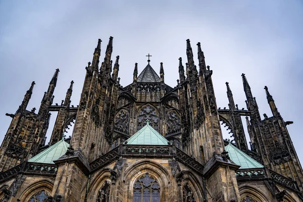 Back view of the main entrance to the St. Vitus cathedral in Prague Castle in Prague, Czech Republic — Stock Photo, Image