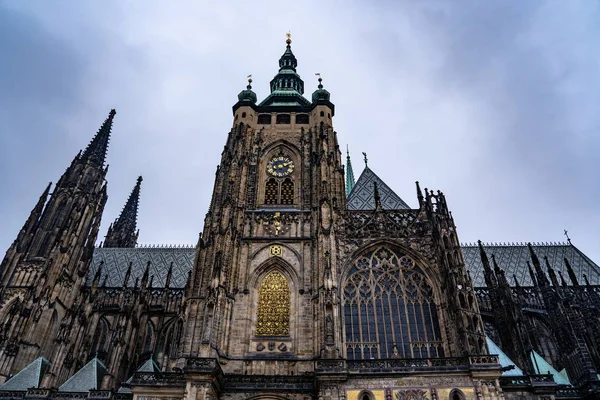 Back view of the main entrance to the St. Vitus cathedral in Prague Castle in Prague, Czech Republic — Stock Photo, Image