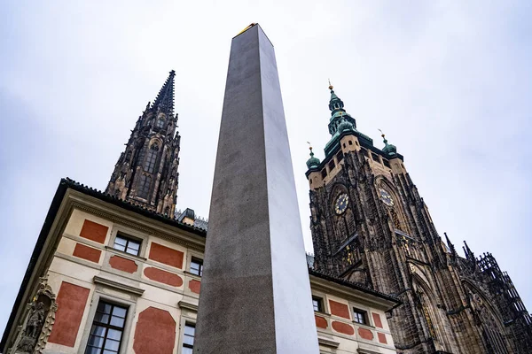 Zijaanzicht van de hoofdingang van de St. Vitus kathedraal in Praag Kasteel in Praag, Tsjechië — Stockfoto