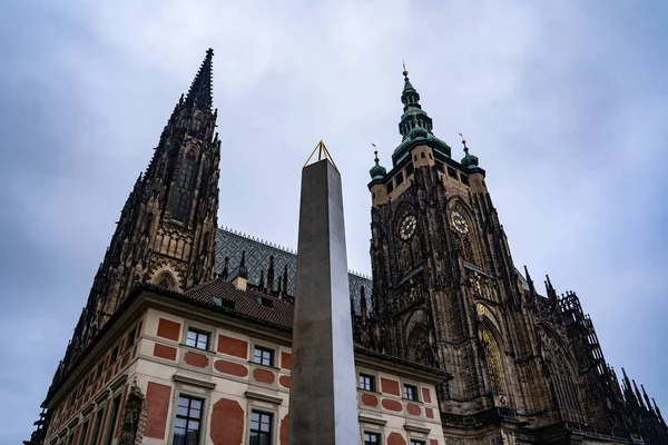 Zijaanzicht van de hoofdingang van de St. Vitus kathedraal in Praag Kasteel in Praag, Tsjechië — Stockfoto