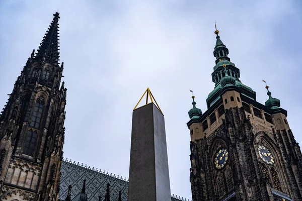 Zijaanzicht van de hoofdingang van de St. Vitus kathedraal in Praag Kasteel in Praag, Tsjechië — Stockfoto