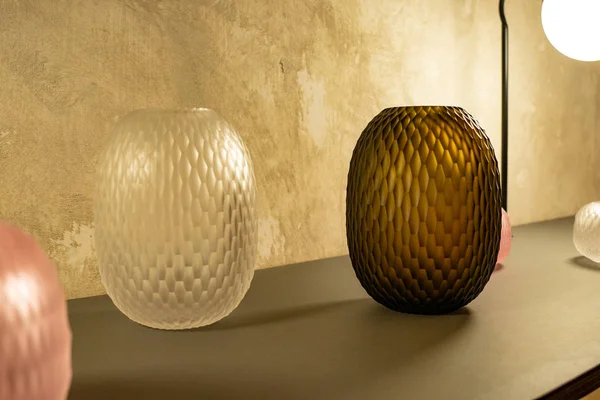 Vases sur un bureau sous un grand angle 3D, vases sur une table avec une grande texture, le meilleur fond d'un vase — Photo