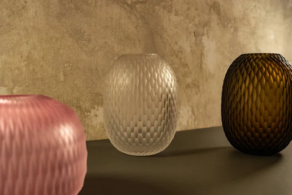 Vázák egy asztalon egy nagy 3D szög, vázák egy asztalon nagy textúra, a legjobb háttér egy váza — Stock Fotó