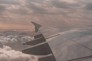 Uçak penceresinden uçağın kanadı.