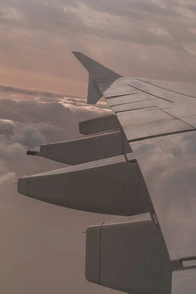 Крыло самолета через окно самолета — стоковое фото