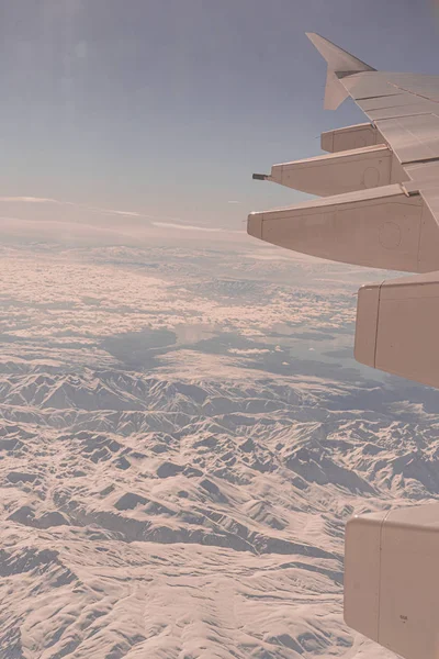 ปีกเครื่องบินผ่านหน้าต่างเครื่องบิน — ภาพถ่ายสต็อก