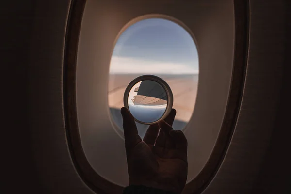 Kinézni a repülőgép ablakán. — Stock Fotó