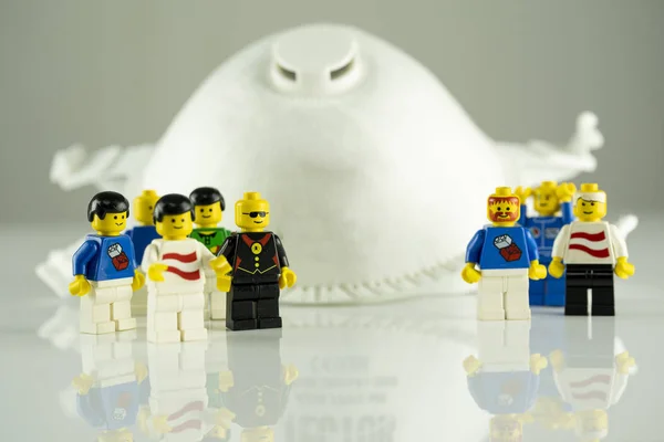 Corona Virüsü. Beyaz arka planda Coronavirus 'lu Virion. 2019-Ncov. Çin 'de zatürree salgınına neden olan virüs. Bilim ve tıbbi kullanım için vektör illüstrasyonu