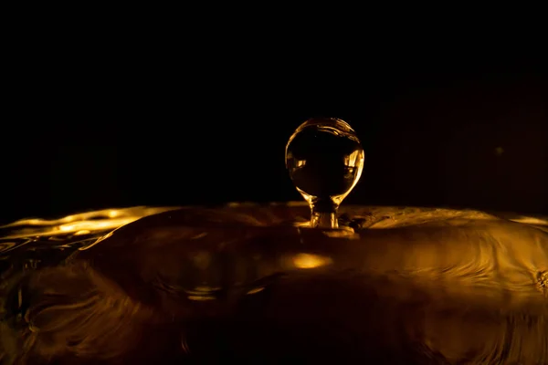 Брызги Воды Золотая Вода Брызги Изолированы Черном Фоне Вода — стоковое фото