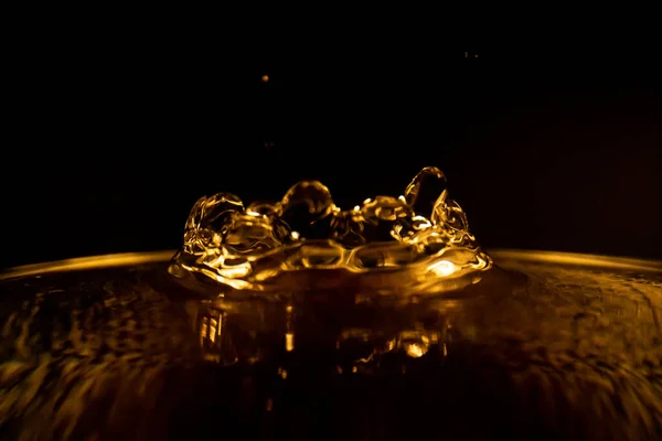 Water Splash Gouden Water Splash Geïsoleerd Zwarte Achtergrond Water — Stockfoto
