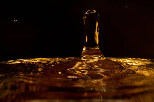 Wasserspritzer Goldener Wasserspritzer Isoliert Auf Schwarzem Hintergrund Wasser — Stockfoto