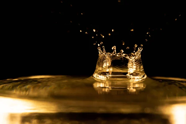 Water Splash Gouden Water Splash Geïsoleerd Zwarte Achtergrond Water — Stockfoto