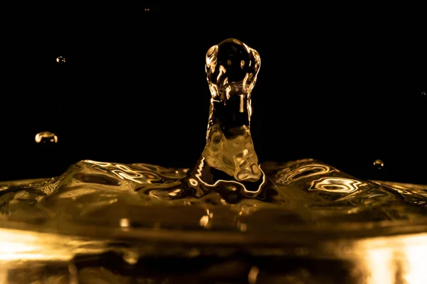 Víz Fröccsenés Arany Víz Fröccsenés Elszigetelt Fekete Alapon Víz — Stock Fotó