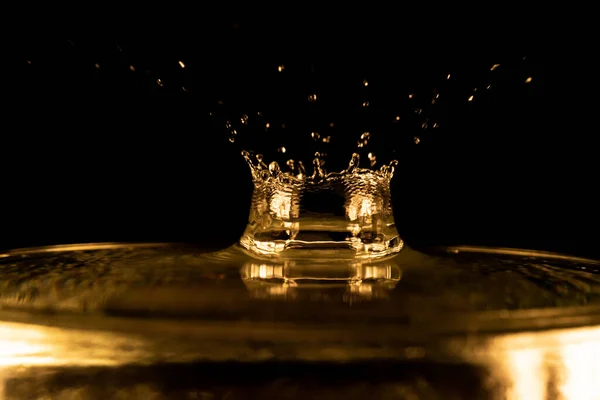 Víz Fröccsenés Arany Víz Fröccsenés Elszigetelt Fekete Alapon Víz — Stock Fotó