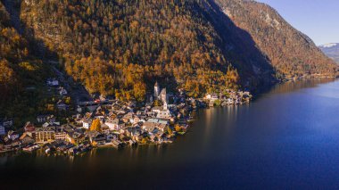 HALLSTATT üzerinde hava görüntüsü. Hallstatt 'ün güzel sonbahar manzarası. Hallstatt Avusturya 'da küçük bir kasabadır..