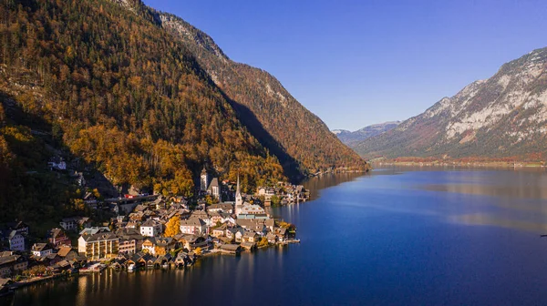 HALLSTATT üzerinde hava görüntüsü. Hallstatt 'ün güzel sonbahar manzarası. Hallstatt Avusturya 'da küçük bir kasabadır..