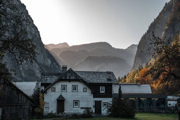 Piękny Jesienny Zachód Słońca Dolinie Hallstatt Austriacki Zachód Słońca Jesienią — Zdjęcie stockowe