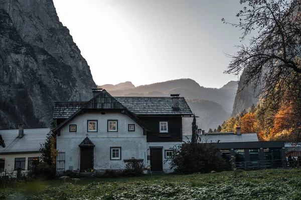 Όμορφο Φθινόπωρο Ηλιοβασίλεμα Στην Κοιλάδα Hallstatt Αυστριακό Ηλιοβασίλεμα Στο Βουνό — Φωτογραφία Αρχείου