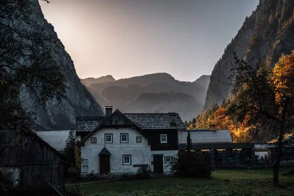 Piękny Jesienny Zachód Słońca Dolinie Hallstatt Austriacki Zachód Słońca Jesienią — Zdjęcie stockowe