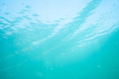 Bir göldeki dalgalar su altında oluşur, Avustralya 'daki bir gölde sualtı fotoğrafçılığı.