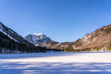 Avrupa 'daki güzel Avusturya Alpleri üzerinde hava manzarası. Avusturya 'da kış sezonu manzara drone fotoğrafçılığı. Avustralya 'daki büyük dağlar