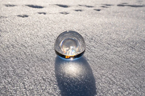 雪地里的水晶球 美丽的奥地利阿尔卑斯山 前边有一个透镜球 — 图库照片