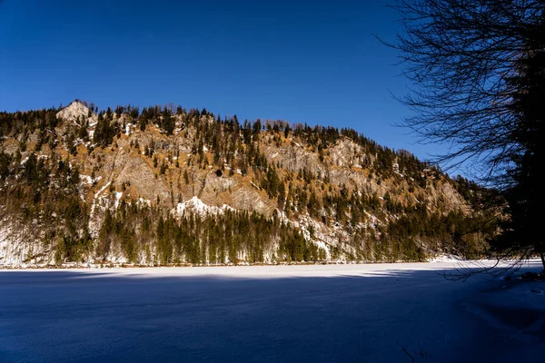 Enorme Colina Con Lago Congelado Primer Plano Cielo Azul Fondo —  Fotos de Stock