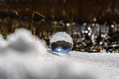 Avusturya 'nın Alpleri' nin sıcağında mercek topu güzel hücumda. Avusturalya 'da kardaki kristal küre. Avusturya 'da kış mevsiminde büyük cam top fotoğrafçılığı