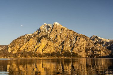 Avusturya 'da gün batımında Traunstein, gün batımında Avusturya Alpleri önünde bir göl, günbatımında ise Avrupa' da dağlar