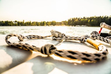 Teknenin arkasında ip, Wakeboard ipi, Watersport 'un yakın çekimi, yatta yatılı halat, Helsinki Finlandiya' da günbatımında sıcak bir görüntü.