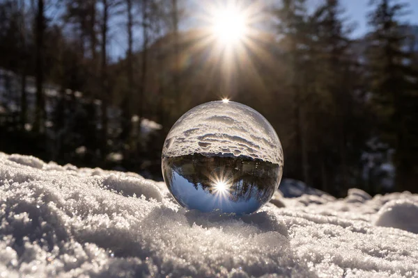 Lens Bal Tijdens Winter Oostenrijk Europa Kristallen Bal Sneeuw Met — Stockfoto