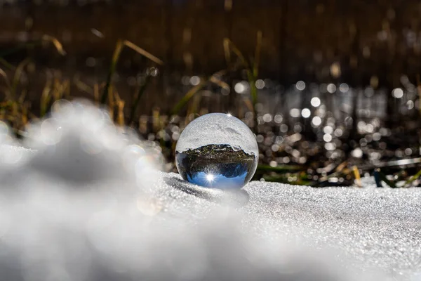 オーストリアのアルプスの暑さの中で美しいオッフェンゼーのレンズボール オーストリアヨーロッパの雪の中のクリスタルボール オーストリアの冬のシーズン中の素晴らしいガラスボール写真 — ストック写真