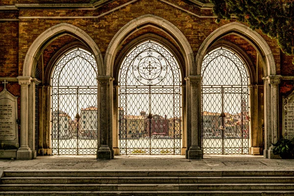 Venedik İtalya 'daki mezarlığın kapıları ziyaret etmek için çok güzel bir yer, gün batımında sıcak bir görüntü, gün batımında Venedik