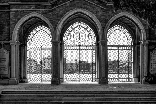 Venedik İtalya 'daki mezarlığın kapıları ziyaret etmek için çok güzel bir yer. Siyah beyaz görüntü, siyah beyaz fotoğraf.
