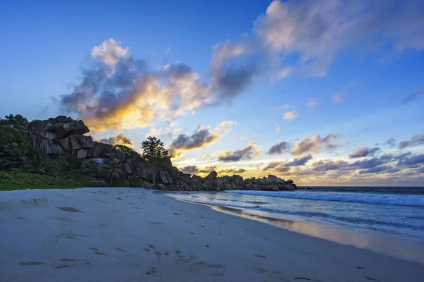 Sunrise at paradise beach on the seychelles, grand anse, sunrise — Stock Photo, Image