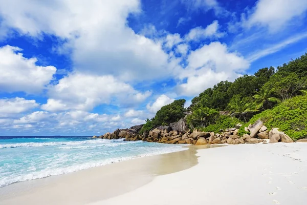 Paraíso playa en las seychelles, petite anse, la digue 2 — Foto de Stock