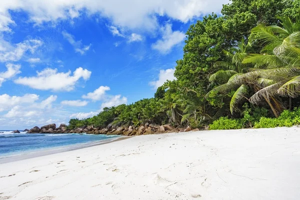 Plage paradisiaque aux seychelles, anse cocos, la digue 13 — Photo