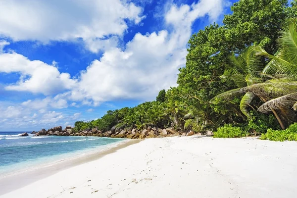 Playa paradisíaca en las seychelles, anse cocos, la digue 10 — Foto de Stock