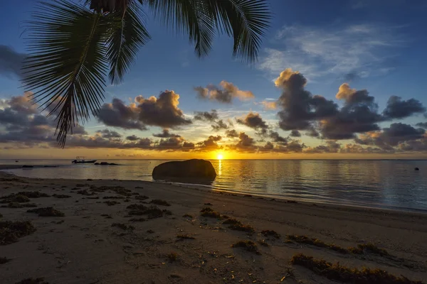 Piękny wschód słońca na plaży paradise seychelles 2 — Zdjęcie stockowe