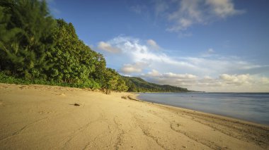 Seyşel Adaları üzerinde yalnız Cennet plaj