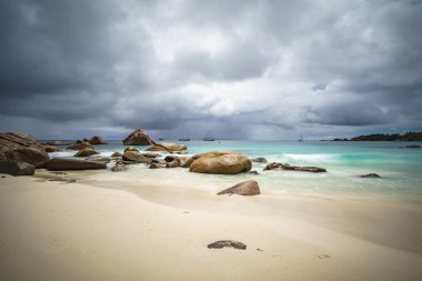 Bulutlu bir günde beach anse lazio, praslin, Seyşel Yelkenliler