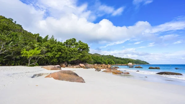 Spiaggia paradisiaca ad anse lazio sulle seicelle 17 — Foto Stock