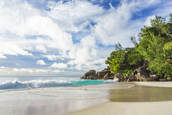 Zonnige dag op paradijs strand anse georgette, praslin, Seychellen 58 — Stockfoto