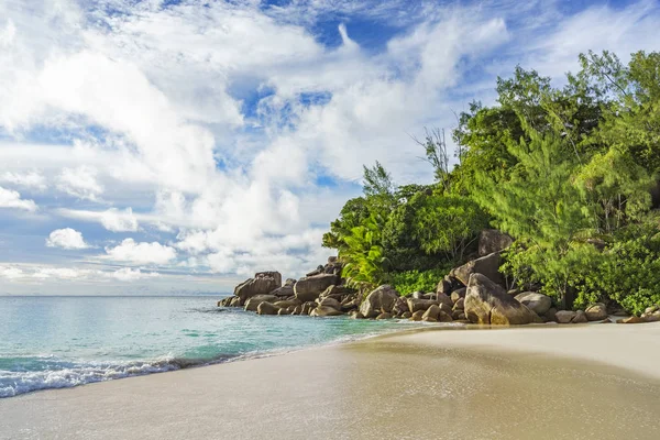 Día soleado en el paraíso playa anse georgette, praslin seychelles 57 — Foto de Stock