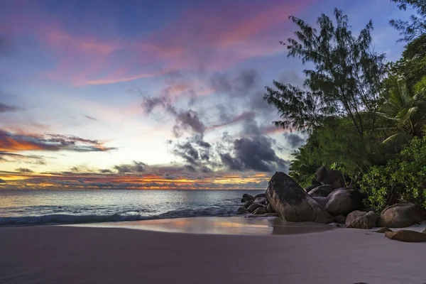 Spectacular romantic purple sunset at anse georgette, praslin, s Royalty Free Stock Photos